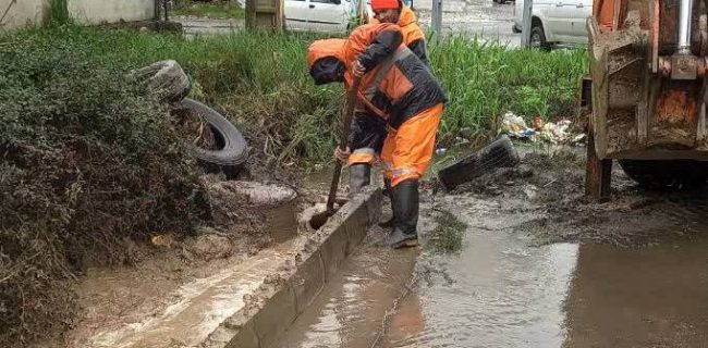 تلاش مدیران مناطق ، رؤسای نواحی و اکیپ‌های اجرایی جهت رفع آبگرفتگی و انسداد معابر در مناطق پنجگانه شهر رشت