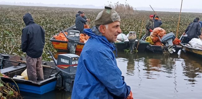 آغاز پاکسازی حدود ۷۰ هکتار از غرب تالاب بین المللی انزلی از گیاه مهاجم سنبل آبی