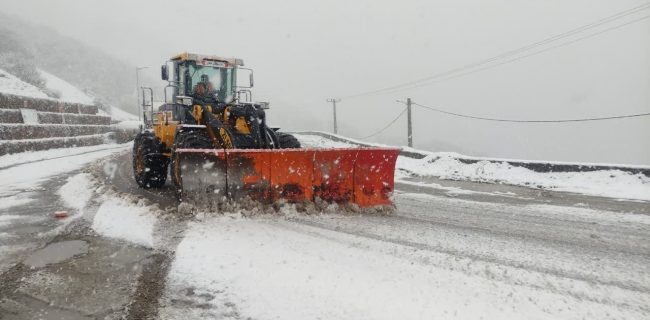 آماده‌باش راهداران در محورهای برف‌گیر استان گیلان