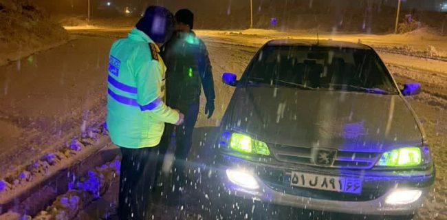 بارش برف در محورهای استان گیلان/ هموطنان از سفرهای غیرضروری به استان گیلان خودداری کنند