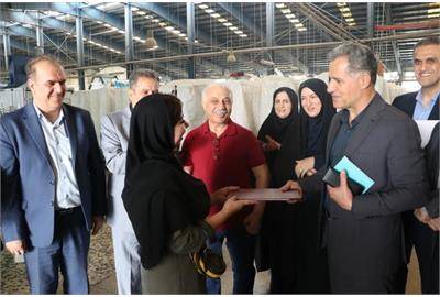دختران کارگر کارخانه پینک تجلیل شدند