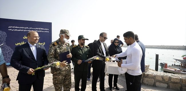 حرکت نمادین پاروزنان به مناسبت سالروز آزادسازی خرمشهر