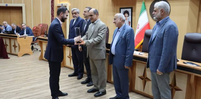 تجلیل از ۲۲ واحد صنعتی و معدنی نمونه استان/ رشد ۵۳۰ درصدی سرمایه‌گذاری صنعتی در استان