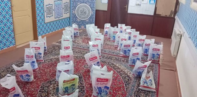 توزیع بسته های لوازم التحریر در مناطق محروم توسط قرارگاه پیشرفت و آبادانی سپاه قدس گیلان با همکاری بسیج کارگری استان