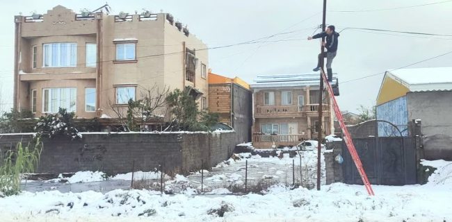 حفظ پایداری زیرساخت‌های ارتباطی شهرستان املش در پی شرایط جوی سرد و بارش برف